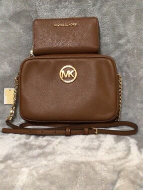 MICHAEL KORS~FULTON~Brown Pebbled Leather Crossbody with Wallet Set